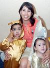 10052006 
Yadira Cháirez de Juárez, acompañada de sus pequeños Braulio y Regina Juárez Cháirez.