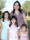 11052006 
 Maribel Saldaña con sus pequeñas Mary Fer, Isabel y Mariana Saldaña González