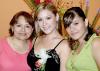 11052006
 La fstejada Carolina Cepeda junto a su mamá Amelia  y su hermana Fabiola