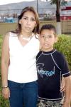 14052006 Carlos con su mamá, Cuqui Salas.