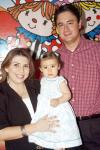 14052006 
Isabella Lechuga cumplió un año de vida y sus papás, Mirna Ruiz y Sergio Lechuga, le organizaron una piñata.