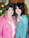 15052006 
Laura Bernal Flores en su despedida de soltera, acompañada por su mamá, Magda E. Flores de Bernal
