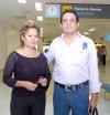17052006 
Esteban Sáenz y Rita Carrillo, antes de abordar su vuelo a Cancún.