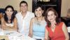 20052006 
 Laura del Carmen Soto Sosa acompañada por un grupo de amigas en la reunión de canastilla en su honor.