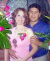 21052006 
Ana Roteceh Urbina Amador y Carlos Santibañez Valdez, en días pasados un grupo de amistades y familiares les ofrecieron una despedida bíblica