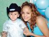 21052006 
Rodrigo Herrera Morales junto a su mamá, Jennifer Morales de Herrera.