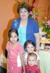 21052006 
Carmelita de Anaya con sus nietos Daniela y Alexa Martínez Anaya, y Juan Roberto Anaya Garza