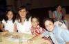 28052006 
Arturo Robles y Yadira de Robles con sus hijas Mary Fer y Mary José.
