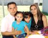 28052006 
Arturo Robles y Yadira de Robles con sus hijas Mary Fer y Mary José.