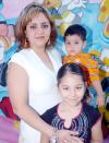28052006 
Carmen Sandoval de Mijares con sus hijos Horacio e Irma Mijares, en pasado festejo.