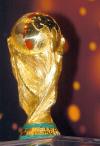 Imagen del trofeo del Mundial de futbol de la FIFA en Hamburgo, Alemania. El tour de este trofeo culminó en la ciudad alemana de Hamburgo. Miles de curiosos y aficionados al futbol han podido contemplar el ansiado trofeo en 21 ciudades diferentes desde que el 11 de abril pasado comenzara su Tour Mundial.