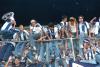 Fue el momento de celebrar, porque el campeonato y la entrega
de la copa era lo único por lo que había que festejar, luego de
180 minutos de precauciones, como de tirarse a no perder, en una
final que seguramente no será recordada por su espectacularidad,
pero bien o mal alguien tenía que ganar.