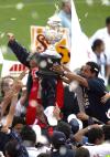 Pachuca tampoco pecó en audacia. Atacó con lo previsible.
 Luis
Angel Landín y Richard Núñez y el resultado fue espeluznante.
Digno de espantar a cualquier fanático del futbol. Un soporífero
partido que llevaba el nombre de la final.