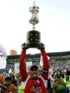 Y si no es por un polémico penalti que el árbitro Armando
Archundia concedió a los Tuzos, quizá ahora aún se buscaría el
anotador que marcara la diferencia en lo que fue esta insufrible
final del Clausura 2006.