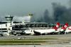 El incendio de grandes proporciones afectó la sección de carga del Aeropuerto Internacional Ataturk, en Estambul, interrumpiendo de manera temporaria el tráfico aéreo y obligando a miles de personas a huir del terminal, informaron las autoridades.