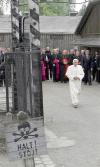 El séquito papal vestido de negro se mantuvo a distancia cuando Benedicto XVI cruzó la puerta bajo el letrero 'Arbeit Macht Frei', o 'El trabajo libera'.