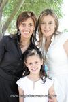 Andrea Raigosa Sánchez con su madre Ana Isabel Sánchez de Raigosa y su madrina Laura Sánchez Von Bertrab.