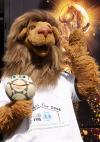 La mascota del Mundial de Futbol, Goleo VI junto al trofeo del Mundial en Hamburgo, Alemania.