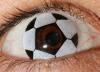 Fotografía  de un ojo cubierto por una lentilla con la forma de un balón de futbol, en Francfort, Alemania. con motivo del inicio del Mundial.