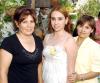 04062006 
Anabel García Padilla acompañada por su mamá, Lety Padilla de García y Susana Hidalgo de Sujo, quienes le ofrecieron una despedida de soltera.