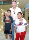 08062006 
Chris y Ricky Turruelas viajaron a Miami, los despidió George Álvarez.