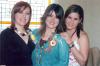 09062006 
Laura Bernal, en su despedida de soltera acompañada por su hermanas.