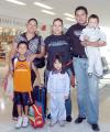 11062006 
Procedentes del DF, llegó la familia Meyer Miranda y los recibió Guadalupe Miranda.