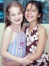 15062006 
Mari Sofi con su amiga Lorena González.