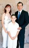 18062006 
Jaime Contreras Chávez en compañia de su hijo Jimmy y su esposa Hilda López de Contreras, en una fotografía con motivo del día del padre