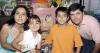21062006 
Manuel Quintero y Lulú Guerra, con sus hijos Alex y Luly.
