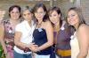 21062006 
Karina Morales vIllarreal junto a sus familiares, en su fiesta de despedida.