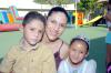 25062006 
Lourdes Dorantes de Babún con sus hijos Zahir y Astrid.