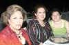 26062006 
Blanca Estela Pineda González junto a sus invitadas en la fiesta de despedida que le fue organizada en días pasados.