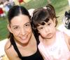 27062006 
Karla Nuño de Alatorre y su hija Romina.