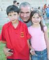 28062006 
Luis Berrueto con sus hijos Beto, Eloisa y Luis Berrueto.