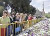 La gente hizo largas colas para poder entrar en la sala donde se encontraba el féretro cerrado, en muchos casos portando en la mano flores rojas, en concreto claveles, protagonistas de una de las canciones más emblemáticas de Rocío Jurado, 'El rojo clavel'.