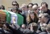 Durante la misa, flanquearon el ataúd de Rocío Jurado sus familiares más cercanos, todos enlutados y llorosos.

  Entre los cientos de personas que siguieron la ceremonia en el interior del santuario estaban los cantantes Isabel Pantoja y Julio Iglesias y el torero retirado Curro Romero.