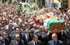 Chipiona recordó a la fallecida llenando el exterior de su casa, llamada 'Mi abuela Rocío', de flores y velas.