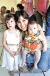 Alejandra Sánchez de Necochea con sus hijas Paulina y Alejandra Necochea Sánchez.