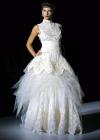 Una modelo luce un vestido de novia de Antonio Miró que presentó en la pasarela Gaudí Novias.