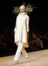 Modelos lucen trajes de novia de Antonio Miró.