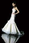 Una modelo luce un vestido de novia de Hannibal Laguna que presentó su colección.