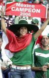 'Mexicanos al grito de guerra...', reza la primera estrofa del himno mexicano, y al llamado no fallaron sus hinchas que convirtieron el estadio Hanover en el coloso estadio Azteca.