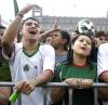 Con el silbatazo inicial y con las espaldas mojadas, los fanáticos se retiraron decepcionados por la mala suerte de México que no pudo lograr su segunda victoria en el Mundial de Alemania 2006 y asegurar su pase a la siguiente ronda.