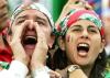 Los miles de hinchas mexicanos que avivaron el estadio AufSchalke recibieron como balde de agua fría los dos goles de Portugal al inicio del partido, que finalmente terminó 2-1, pero su reacción al unísono fue cantar el 'Cielito lindo' y '¡sí se puede!'.