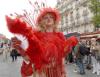 En París, cientos de miles de personas participaron en el desfile del 'orgullo gay' para exigir, con la vista puesta en las elecciones presidenciales de 2007, el derecho al matrimonio y la adopción para parejas homosexuales y lesbianas existente ya en media docena de países europeos, incluida España.