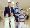 02072006 
Esperanza Frera viajó a al DF, la despidieron Érick Marcos, Rodrigo, Andrea y Paola.