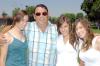 02072006 
Eduardo Cepeda con sus hijas Rosario y Daniela Cepeda, y Mayra Siller