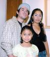 02072006 
Eduardo Cepeda con sus hijas Rosario y Daniela Cepeda, y Mayra Siller