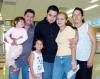 06072006 
Juan Flores viajó a Tegucigalpa, lo despidió Sandra Sierra.